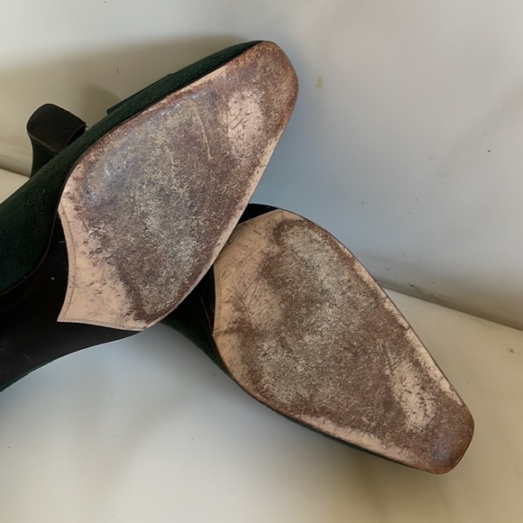 BALLY green suede heels with logo on front bow. - Picture 14 of 14
